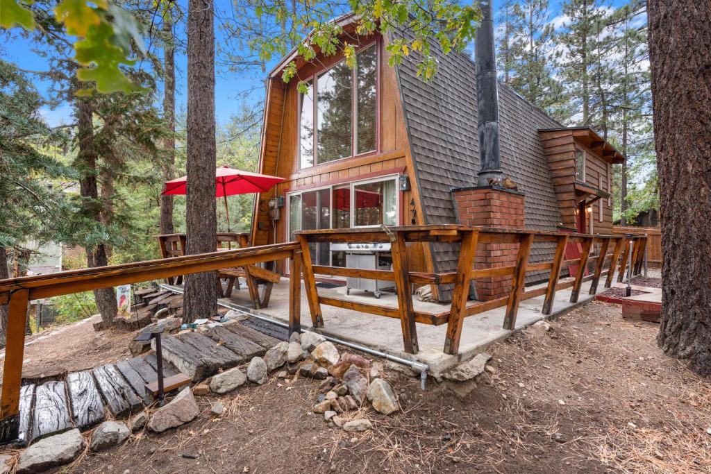 Zen Den - Beautiful A-frame cabin with classic brick wood burning fireplace and a hot tub